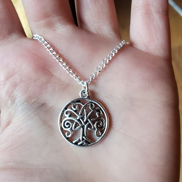 NWOT Silver Celtic Tree of Life Circle Necklace - Picture 8 of 8